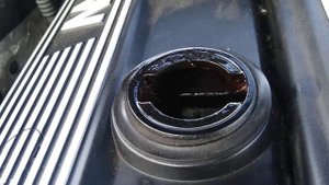 Гул, при открытии крышки маслозаливной горловины М54