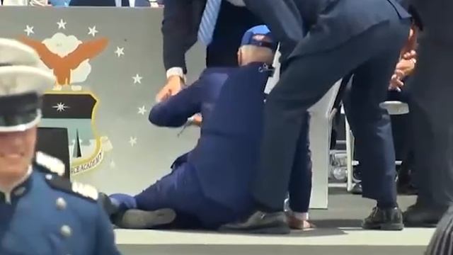 Джо Байден рухнул на пол во время церемонии вручения дипломов в Академии ВВС США.