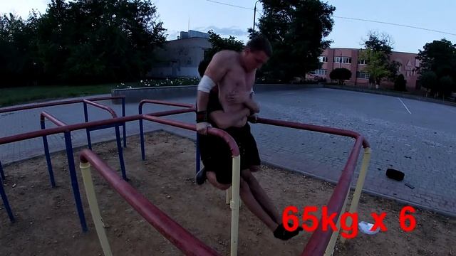 Вспоминаю стритлифтинг - Отжимания на брусьях с людьми смотреть онлайн