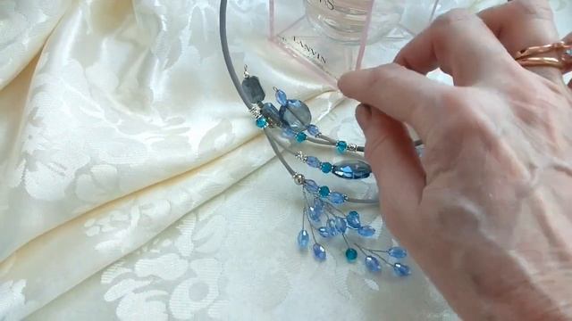 Вечернее украшение из хрустальных бусин.