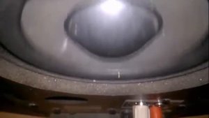 Сабвуфер качает жестко!! вибрация по полу...