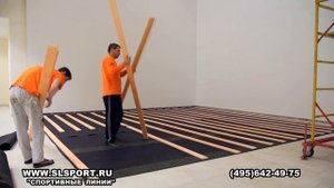 Монтаж сквош корта с панельными и стеклянными стенами.