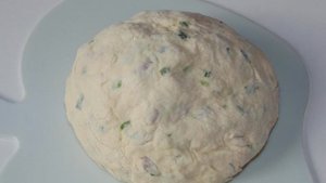 Лепешки с копченой колбасой и зеленым луком