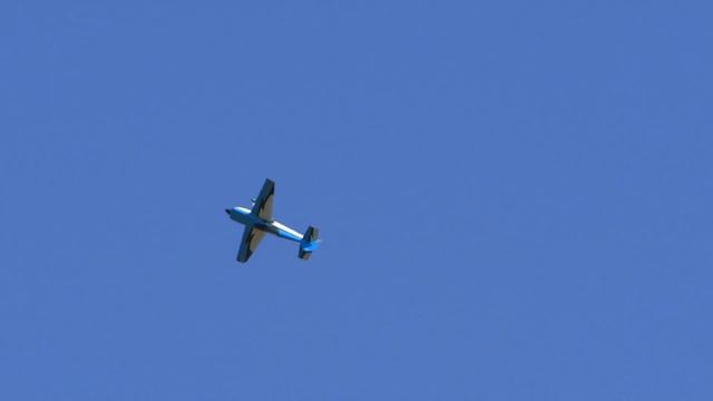RC plane withs gasoline engine. Aerobatic flight / Большой радиоуправляемый самолет.Пилотажный поле