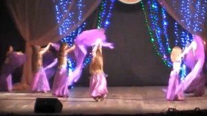 Нежный и яркий восточный танец с веелами.