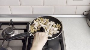 КАК ПРИГОТОВИТЬ КУРИЦУ СО СЛИВКАМИ И ГРИБАМИ НА СКОВОРОДЕ? Куриные грудки в сливочном соусе на ужин