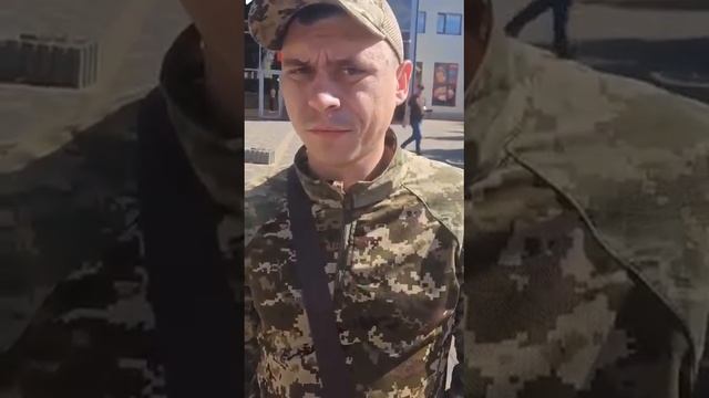 Пьяные украинские военкомы вручают повестки
