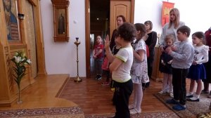 Дети в храме молятся Богородице