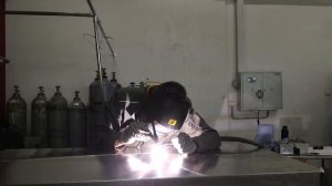 Обучение сварке алюминия на производстве, розыгрыш в видео.