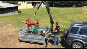 Манипулятор на прицепе легкового автомобиля.