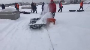 Уборка снега с крыши торгового центра