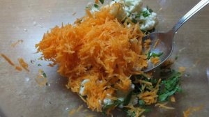 Салат из сырой цветной капусты с морковью и уксусом