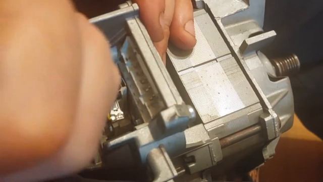 Как быстро снять двигатель и насос и поменять щётки | Стиральная машина Bosch Classixx 5 смотреть онлайн