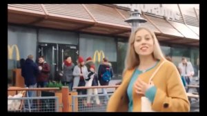 Я несу радость, а ты? Несу коляску на 5 этаж.