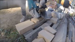 Подсобник режет кирпич алмазным диском на 230