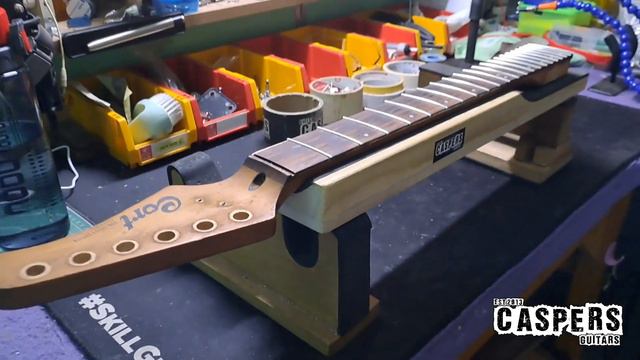 Guitar Cort G210 G Series (Refret Nikel Medium Jumbo) смотреть онлайн