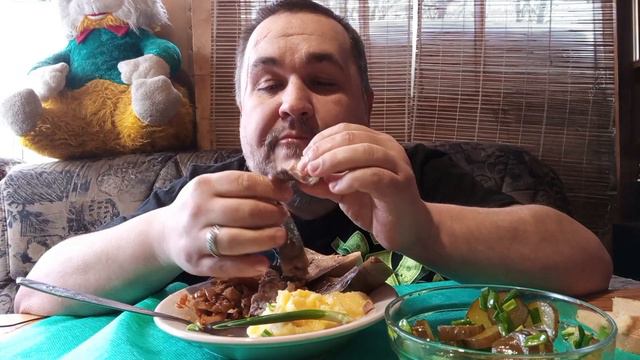 Обжор - копченая скумбрия, тушеная капуста с пюре и огурчиками смотреть онлайн