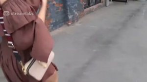 бухая девушка идет в клуб