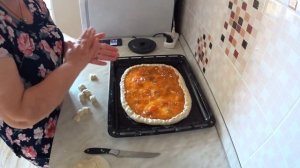 Пирог из пышного дрожжевого теста с абрикосовым вареньем