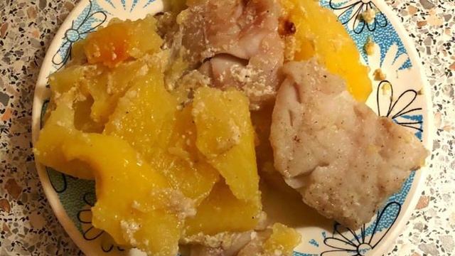 Минтай с картошкой в сметанном соусе на сковороде