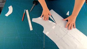 Солнечное платье с кулиской по горловине. Моделирование, раскрой и первая примерка.mp4