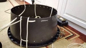 Плетеная корзина из ротанга под новогоднюю ёлку