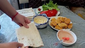 Ролл с нагетсами