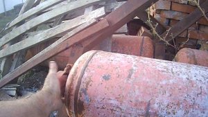 Самодельные прикатывающие катки, сделанные из газовых баллонов.