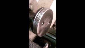 малый китайский токарный станок и детали на нем для ремонта больших станков