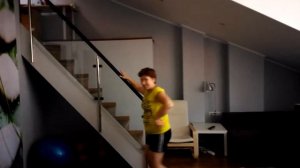 Производство и монтаж перил для лестницы из стали и стекла в частном загородном доме.