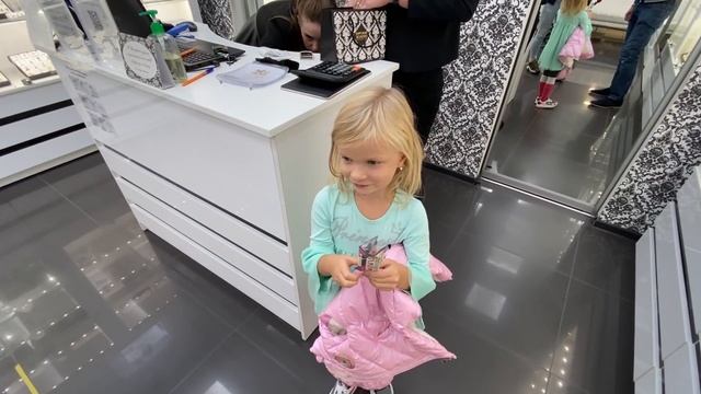 ПОКУПАЕМ ПОДАРКИ НА ДЕНЬ РОЖДЕНИЯ СОФИИ. ДЕНЬ БРОС ШОУ смотреть онлайн