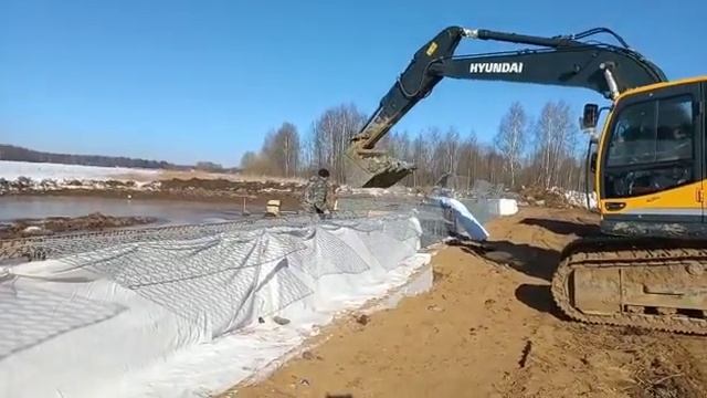 Монтаж берегоукрепления из габионов и матрацев Рено в Подмосковье.