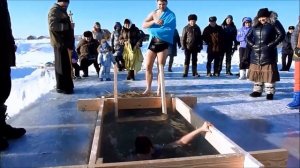 Купание в проруби на пруде в д Лыловщина в праздник Богоявления 2019