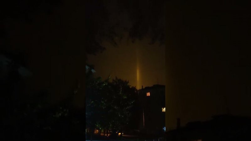 Странный лучь света в небе.
