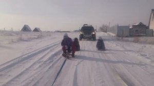 Дети на снегокате за машиной (Снегокат 3++)
