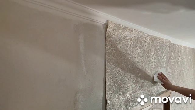 Как зашпаклевать стену гладилкой над дверью и поклеить обои