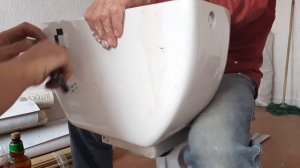Сверлим бачек унитаза алмазной коронкой. We drill the toilet cistern with a diamond crown.