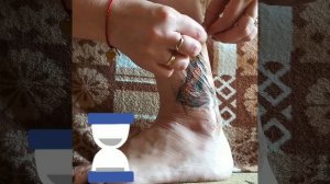 Как с татуировки быстро снять  плёнку.