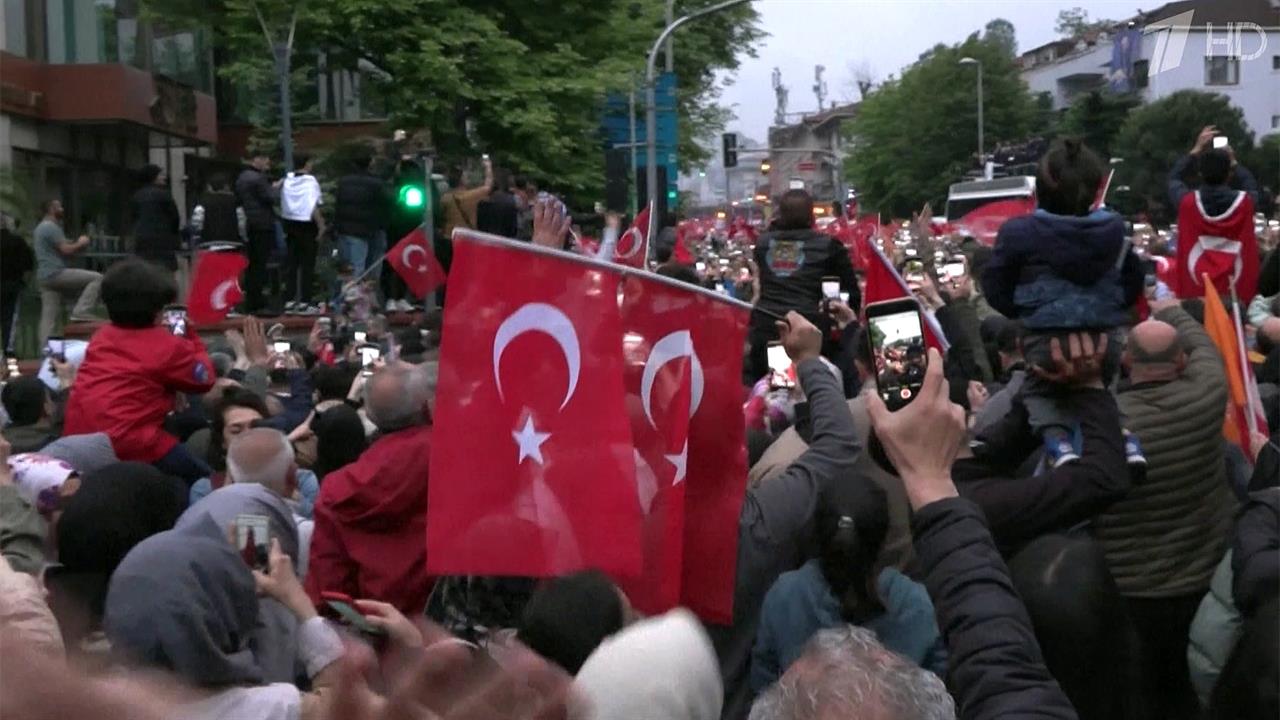 Сторонники Реджепа Тайипа Эрдогана празднуют его победу на президентских выборах