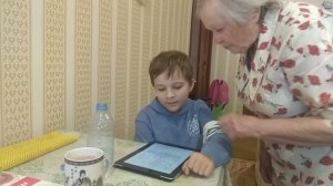 Бабушка Нина 86 лет учит внука Арсения играть в планшете))