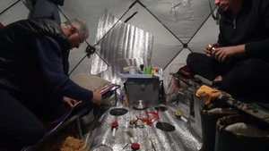 Пробурил лунку и ловил в ней двое суток РЫБАЛКА С НОЧЁВКОЙ в палатке с печкой зимой!Зимняя рыбалка