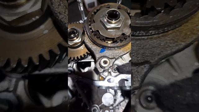 Как открутить гайки пятой передачи ВАЗ 2114 #ремонтмкпп#ваз2114#гайки