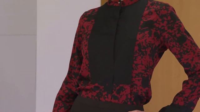 Kris Jenner Kollection Printed Hi-Low Hem Tuxedo Blouse with Courtney Cason смотреть онлайн