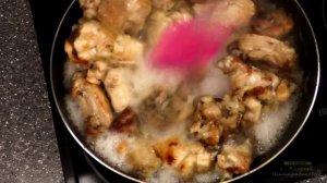 Курица с отварным рисом. Рис с курицей. Подливка из курицы рецепт. Курица с подливкой на сковороде