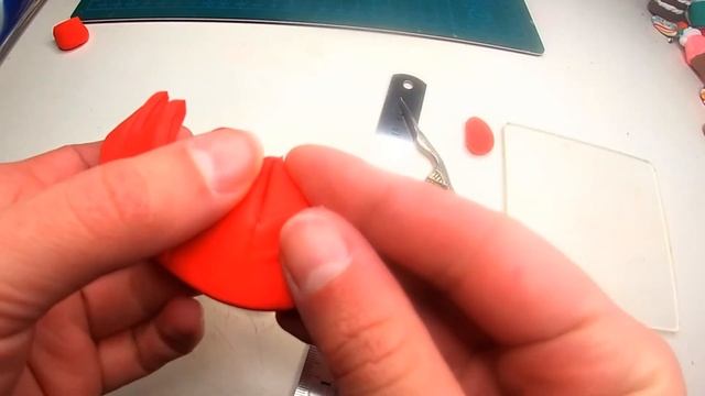 Лепить кепку бейсболку для кукол из легкого пластилина