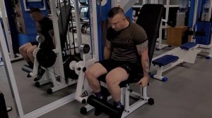 Тренировка в качалке, рассуждения об удобных или неправильных упражнениях.