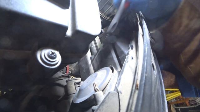 VW Golf 5 Plus Как снять бампер, телевизор, кассету радиаторов на 1.6 BSE. Замена радиаторов #1 смотреть онлайн