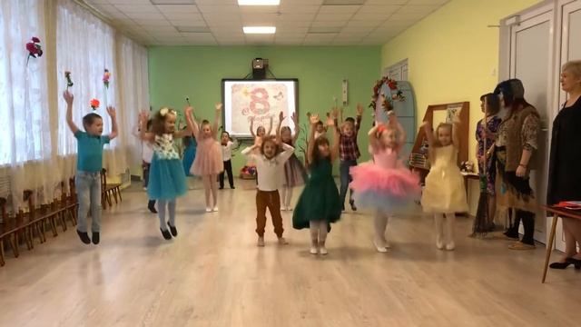 «Далеко от мамы» Общий танец. Старшая группа в детском саду смотреть онлайн