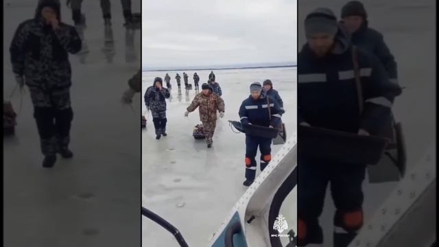 Кадры спасения рыбаков в Финском заливе