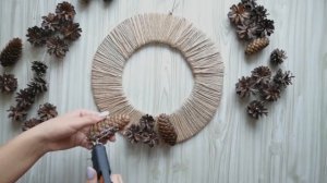 Как легко сделать венок из шишек